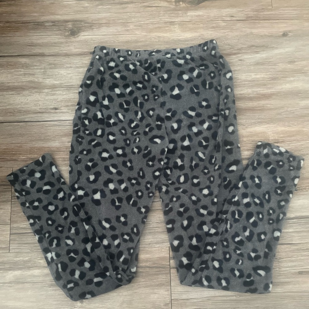 Small womens fleece skinny leg grey cheetah print pj pants.